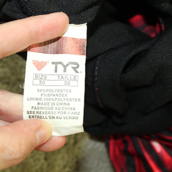 TYR Durafast DiamondFit 1 pc Swimsuit - Red Stripe Women Size 30 EUC - Picture 3 of 5